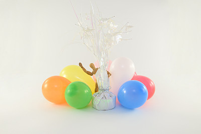 被气球包围的身影躲在餐桌中央图片下载