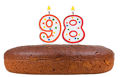 生日蛋糕与蜡烛九十八孤立在白色图片下载