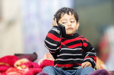 男孩在用手机聊天图片下载