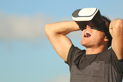 戴着虚拟现实头盔的男人图片下载