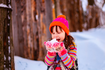 小女孩。图片下载