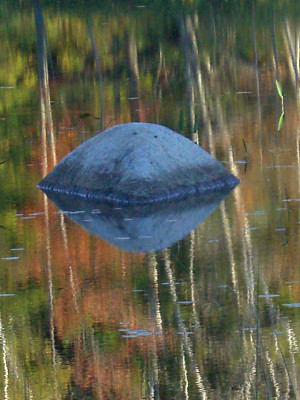 岩石在五颜六色的湖水图片下载