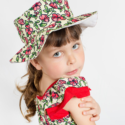 戴着夏季帽子的学龄前女孩的肖像图片下载
