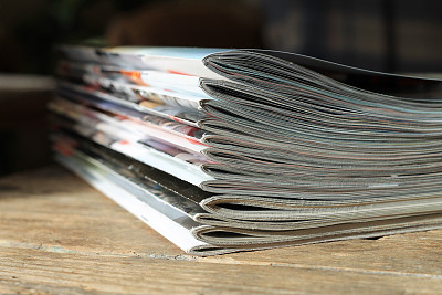 木桌上放着杂志图片下载