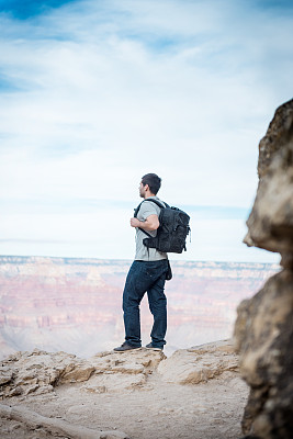 大峡谷的徒步旅行者图片下载