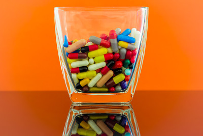 大碗里的彩色药丸图片下载