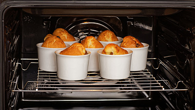 烤箱里的自制小蛋糕放在白色陶瓷模具里图片下载