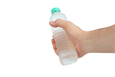 手里拿着一瓶纯净水。图片下载