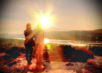 模糊而柔和的山顶上的情人图片下载