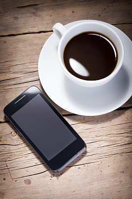 喝咖啡，吃牛角面包，玩手机图片下载