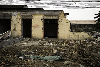 城市环境中的建筑物拆除。在废墟。图片下载