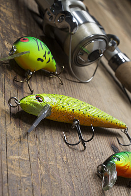 在木桌上放钓鱼工具图片下载