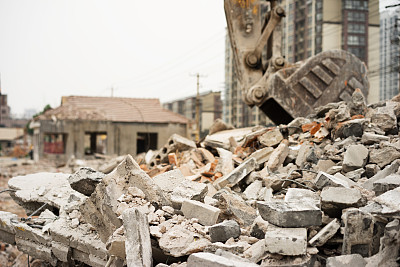 城市环境中的建筑物拆除。在废墟。图片下载