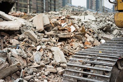 城市环境中的建筑物拆除。在废墟。图片下载