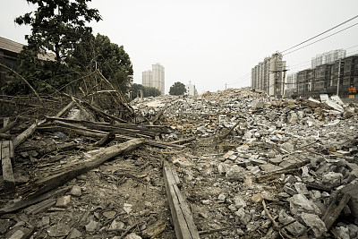 城市环境中的建筑物拆除。在废墟。图片下载