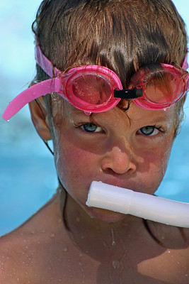 在海滩上的小女孩图片下载