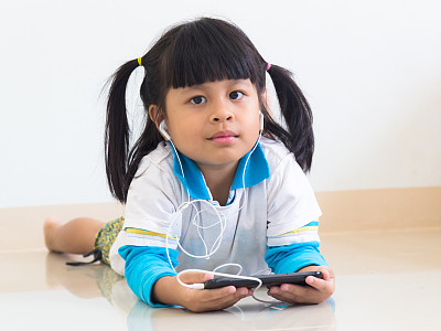 小女孩听音乐的心情很好。图片下载