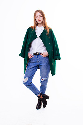 美丽的年轻女孩站在外套。图片下载