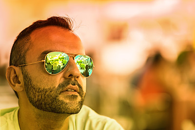 绿色和橙色太阳镜图片下载