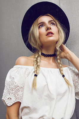 梳着两条辫子的漂亮姑娘图片下载