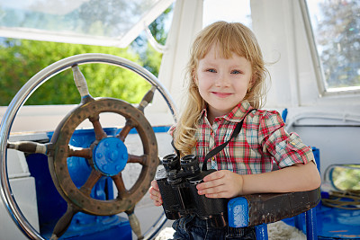 小可爱在游艇上图片下载