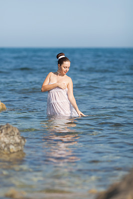 海边的女孩图片下载