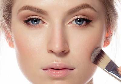 漂亮的脸蛋加上专业的化妆图片下载