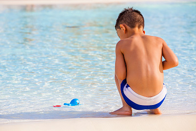 小男孩和他的玩具图片下载