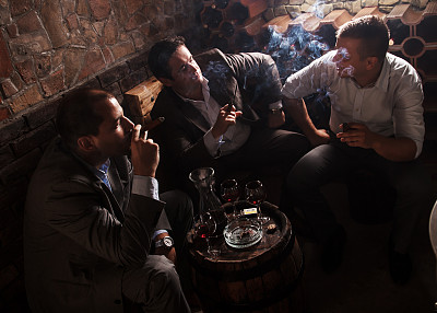 三个商人在辛苦工作一天后休息。图片下载