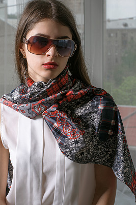 女孩试穿衣服。她穿着漂亮的衣服。图片下载