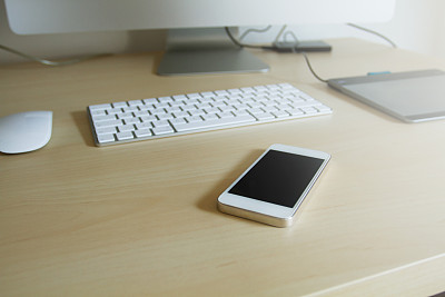 手机放在办公桌上图片下载