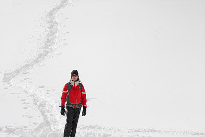 女人在红色和雪道与白色复制空间图片下载