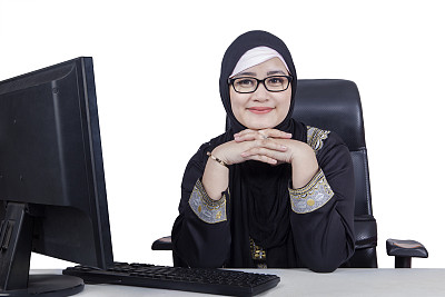 在桌子上使用电脑的阿拉伯女人图片下载