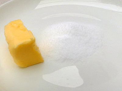 白盘子里放黄油和盐图片下载