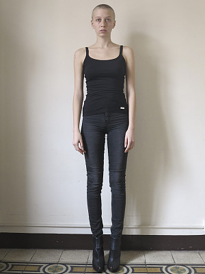 金色短发女孩图片下载