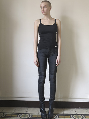 金色短发女孩图片下载