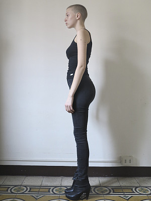 金色短发女孩图片下载