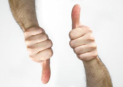 男子双手拇指向上孤立在白色背景上图片下载