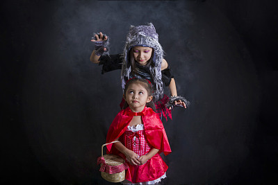 狼和小红帽深情对视图片下载