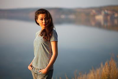 自由和放松。美丽的年轻女子。图片下载