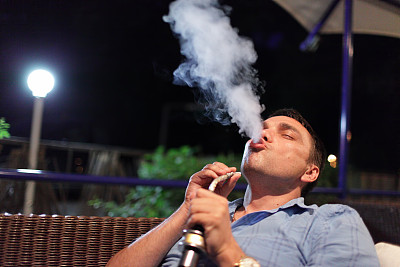 男人抽烟水烟图片下载