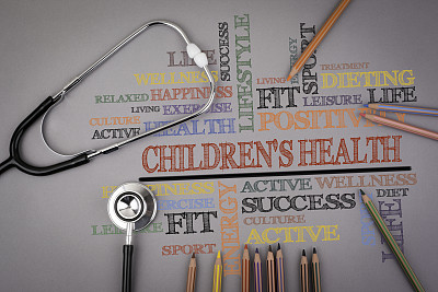 孩子们的健康。桌上放着彩色铅笔和听诊器图片下载