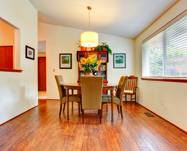 明亮的餐厅与拱形天花板图片下载