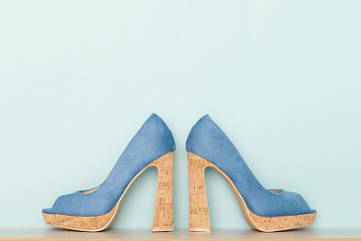 时尚的露趾高跟鞋图片下载