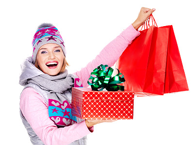 快乐的女人购物后带着礼物迎接新年图片下载