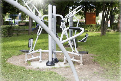 户外运动。康乐区内的运动器材图片下载