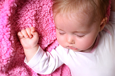 睡在床上的小女孩图片下载