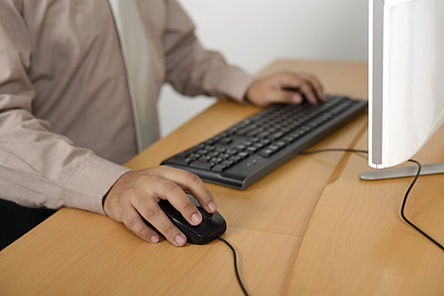 用键盘打字的商人图片下载