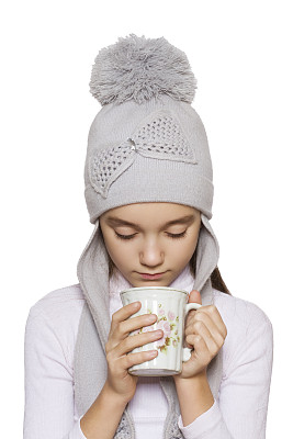 拿着一杯低着头的女孩图片下载