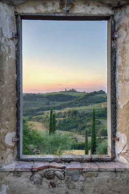 从一扇旧窗户往外看图片下载